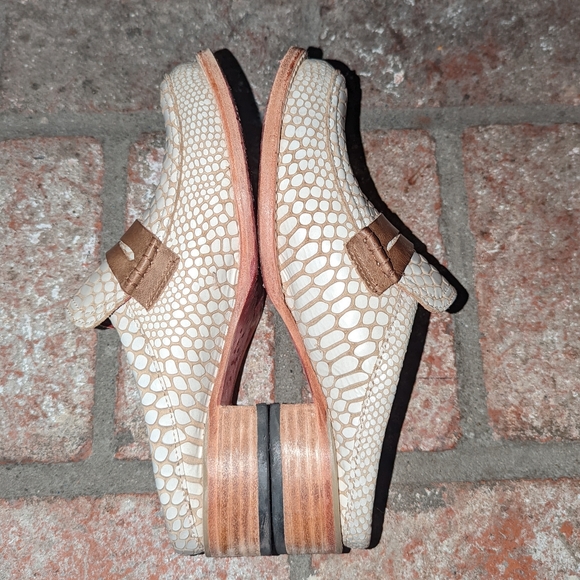 FreeBird Monalisa White Snake Slides Size 8 - Picture 14 of 16